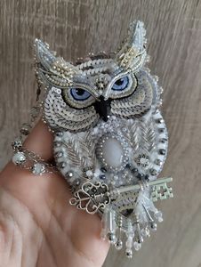 Broche brodée de perles de qualité supérieure avec perles cousues à la main, épinglette de mode unique pour femme - Product Image 2