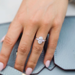 Anillo de compromiso de oro blanco de 10K con moissanita de corte ovalado y piedras laterales de corte pera, anillo de tres piedras de oro macizo, regalo para mujer - Product Image 1