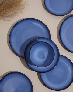 Assiette à dîner en céramique bleu profond, finition brillante, forme ronde moderne, résistante aux éclats, empilable, pour les tables contemporaines - Product Image 2