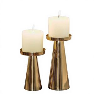 Modernos Portavelas de Pilar con Base de Metal Dorado y Detalles Blancos, Juego de 2 Decorativos - Product Image 1