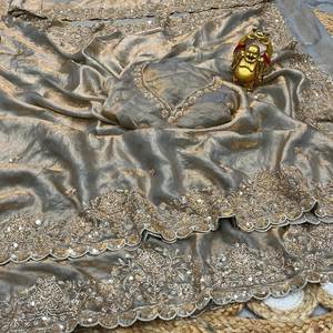 Sari de Soirée en Soie Pure Effet Velours avec Perles Dorées Originales et Broderies Délicates Cutdana - Product Image 3