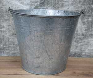Cubo de Hierro Clásico con Acabado Rústico para Decoración del Hogar - Product Image 3