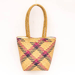 Bolso tote de paja con forma de trapezio - Patrón geométrico tejido a mano en una llamativa combinación de colores rosa y morado - Product Image 2