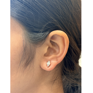 ต่างหูเพชรทรงเรขาคณิต 14K ทองคำแท้ ประดับเพชรทรงไทรลิออนคัท 0.90 กะรัต รูปทรงว่าว ฝังแบบ Bezel Set เครื่องประดับมินิมอลสำหรับผู้หญิง - Product Image 1