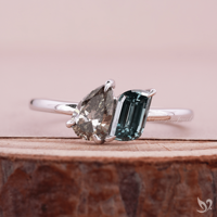 Bague de fiançailles Toi et Moi en argent avec deux diamants verts de laboratoire taille flamme et poire, bijou de mariage minimaliste, cadeau de mariée