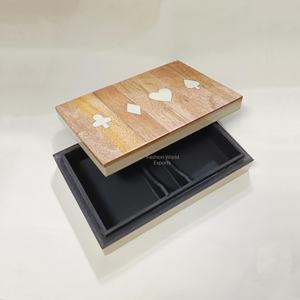 กล่องเก็บไพ่ไม้ทำมือ พร้อมลายไม้ธรรมชาติและลายอินเลย์รูปสูท  กล่องใส่ไพ่โป๊กเกอร์พรีเมียม ขนาดใหญ่ จุได้เยอะ - Product Image 4