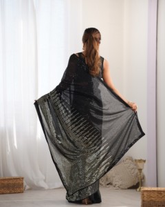 Sari en Georgette lourde, magnifiquement orné de sequins multicolores et d'imprimés noirs scintillants, idéal pour les fêtes et les mariages féminins - Product Image 4