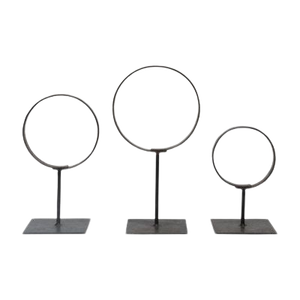Elegantes objetos decorativos de metal creados para añadir encanto, estilo y belleza atemporal a estanterías, consolas y mesas. - Product Image 1
