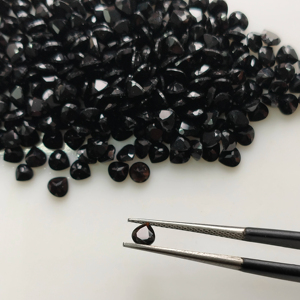 พลอยออนิกซ์สีดำธรรมชาติ 4 มม. รูปหัวใจ คุณภาพดีที่สุด พลอยหลวมสำหรับทำเครื่องประดับ เรดเมาท์เทน เจมส์ R3BOHSCT4 - Product Image 3