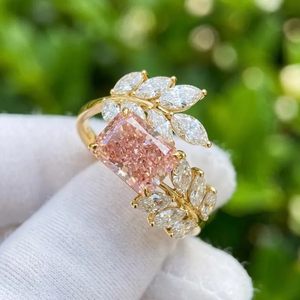แหวนหมั้นเพชรทรงมาร์คีส์สีชมพูสดใส 6 กะรัต จาก Sparkledge Creation ดีไซน์เก๋ไก๋ ประดับด้วยใบไม้และกิ่งก้านทองคำลายดอกไม้ - Product Image 2