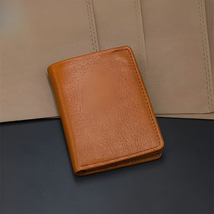 Portefeuille à trois volets couleur beige clair, avec fenêtre d'identification pratique, poche en maille transparente, plusieurs emplacements pour cartes, produits utiles en gros pour hommes - Product Image 1