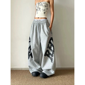 Pantalones deportivos anchos y holgados de color gris para mujer – Joggers con estampado de letras americanas Y2K |   Pantalones de estilo urbano vintage de corte holgado - Product Image 3