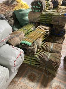 Escoba de hierba natural hecha a mano para limpieza de suelos, de larga duración, venta al por mayor, escoba de hierba suave de 120 cm con mango de bambú, pedido a granel - Product Image 4