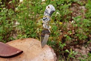 Couteau de chasse artisanal en acier carbone avec manche en résine, lame fixe, couteau de camping d'extérieur avec étui en cuir - Product Image 3