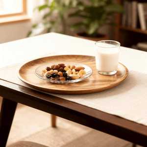 Plat de service rond en bois d'acacia gravé, écologique, avec design personnalisé pour la décoration de table à la maison ou au restaurant - Product Image 2