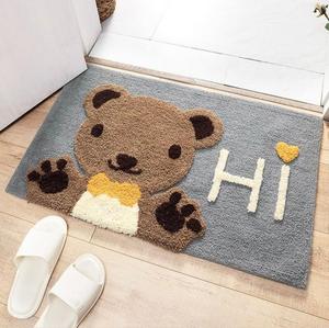 Alfombra de Felpa Gris con Diseño de Cara de Oso y Texto 'Hi', Material No Tejido, Resistente al Agua, Peso Medio - Product Image 1