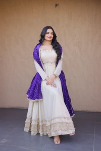 Traje Anarkali Blanco para Mujer con Dupatta Bordada, Ropa Étnica de Diseñador, Vestido Tradicional para Bodas y Fiestas Indias - Product Image 3