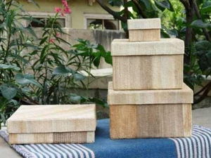 Boîte de rangement carrée artisanale en écorce de bananier, triple compartiment, avec couvercle, écologique, panier organisateur naturel pour la maison et l'emballage - Product Image 3
