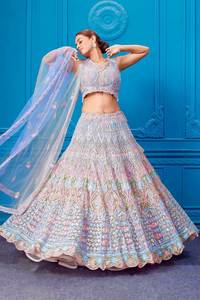 L'art de concevoir des lehenga choli de luxe en tissu résille doux et lourd, aux designs colorés et tendance, pour les achats en gros. - Product Image 4