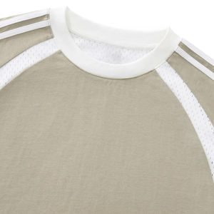 Camiseta de hombre con cuello redondo y manga raglán, corte holgado, con paneles de malla y diseño de patchwork con costuras en contraste. - Product Image 3