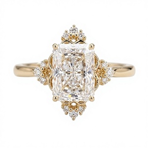 Bague de fiançailles et de mariage style victorien avec diamant de laboratoire 3.15 carats taille radiant, plaqué or 14K, halo en filigrane vintage et grappe - Product Image 2