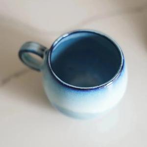 Taza de Cerámica Artesanal con Esmalte Reactivo Azul Cielo, Forma Redondeada, Asa de Fácil Agarre, Diseño con Bloqueo Térmico para el Hogar o Cafetería - Product Image 2