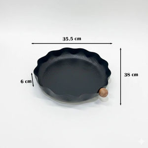 Bandeja de servir de metal dorado con diseño atractivo, borde ondulado y asa de madera, plato decorativo para decoración del hogar y uso en la cocina. - Product Image 2