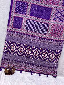 Nouvelle collection de saris de créateurs pour femmes en satin crêpe doux, avec magnifique imprimé Ajarakh, véritable travail de miroir et Latkan, pour fêtes et mariages, longueur cheville - Product Image 3
