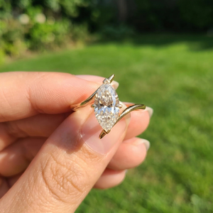 Bague de fiançailles solitaire contemporaine en or 14 carats avec diamant de laboratoire CVD taille marquise de luxe - Product Image 1