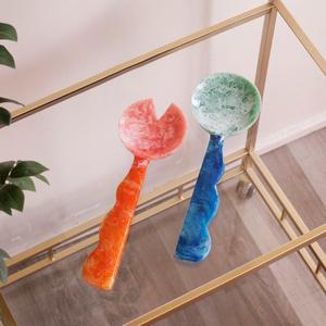 Juego de Cucharas para Ensalada de Resina Azul Mármol con Patrón Artístico en Espiral y Acabado Espejo para Cocina Moderna y Elegante Presentación de Alimentos - Product Image 6