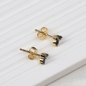 Vente en gros de boucles d'oreilles en argent 925 plaqué or jaune avec saphir bleu naturel en forme de trèfle, bijoux fins pour femmes, Memoria Jewels - Product Image 3