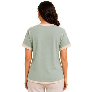 เสื้อยืดแขนสั้นคอวีสีเขียวเซจเบจสำหรับผู้หญิง ปักลายดอกไม้ แต่งขอบตัดกัน กระดุมตกแต่ง สไตล์ลำลอง รับผลิตตามสั่ง ขายส่ง - Product Image 2