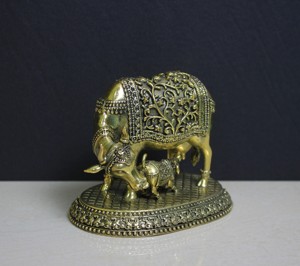 Statue de vache et de veau en laiton de haute qualité, décoration pour temple hindou et maison, fabriquée au Rajasthan, artisanale, excellent prix - Product Image 4