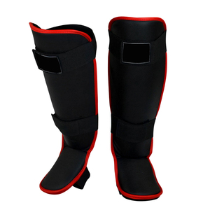 Protège-tibias légers en néoprène avec fermeture auto-agrippante pour adultes – Protection de base pour l'entraînement – Noir avec bordure rouge - Product Image 1