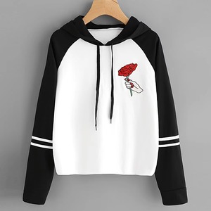 Sweat à capuche personnalisé pour femme, coupe raglan, imprimé noir, blanc et rose, avec rayures contrastées style universitaire, en polaire, coupe courte - Product Image 4
