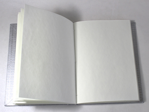 Cuaderno de Viaje Camelon Exports, Diario Hecho a Mano con Papel de Algodón Libre de Ácido, Madera Reciclada, Relieve a Cuadros, Tapa Dura Plateada Metálica - Product Image 3