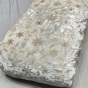 Housse de coussin en velours brodé avec motif floral pour la décoration de la maison, tissu en polyester de poids moyen - Product Image 1