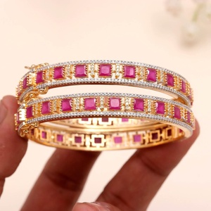 Brazalete de Latón Chapado en Oro con Rubíes y Circonitas, Hecho a Mano, Estilo Tradicional Indio, Joyería de Boda para Mujer - Product Image 3
