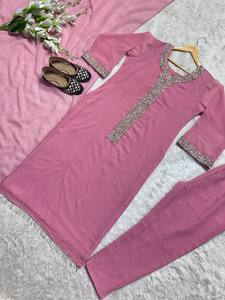 Vestido Tradicional Indio-Pakistaní Rosa Bordado con Detalles en Plata, Largo hasta el Suelo, para Bodas - Product Image 4