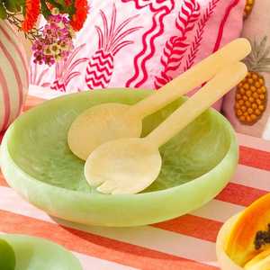 Ensemble de serveurs à salade en résine design élégant pour table à manger, outil de cuisine décoratif fait à la main, lave-vaisselle écologique personnalisé - Product Image 1