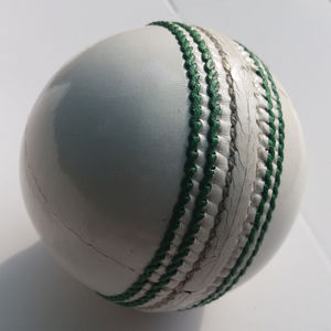 Ballon de cricket en cuir deux pièces - Options personnalisables, haute qualité, durable, pour entraînement et matchs, niveaux club et école - Product Image 4