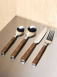 Ensemble de couverts en métal avec manche en bois, idéal pour les fêtes mémorables. - Product Image 2