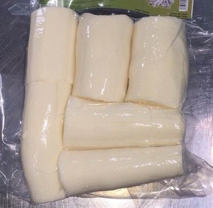 Cassava congelée IQF coupée en deux, préparée à partir de cubes de racine de manioc pour la cuisson, l'ébullition et les recettes de plats traditionnels. - Product Image 4