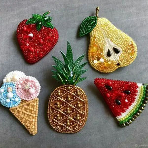 Apliques de bordado de frutas con cuentas de lona hechos a mano: Fresa, Piña, Sandía, Pera, Helado. Accesorio artesanal para decoración del hogar. - Product Image 1