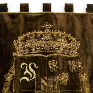 Estandarte de Iglesia Bordado en 3D de Alta Calidad, Ecológico y Personalizado, Estandarte Católico Procesional de Terciopelo Marrón con Hilo Dorado - Product Image 4