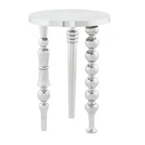 Mesa Auxiliar Pequeña de Metal Hecha a Mano con Acabado Plateado y Detalles Artísticos que Realzan el Ambiente del Hogar, Mesa Decorativa para Uso como Mesa de Centro - Product Image 1