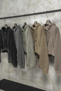 Vêtements de sport à la mode avec fermeture éclair surdimensionnée personnalisés en gros, sweat-shirt court à capuche pour femmes avec impression vierge vêtements pour femmes - Product Image 3