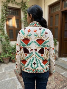 Chaqueta Bomber Suzani Floral Hecha a Mano con Tela de Algodón Blanca de Alif Production, Ecológica, Transpirable y de Secado Rápido para Ella - Product Image 4