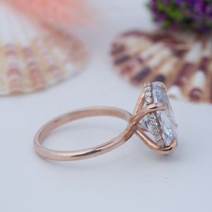 Vente en gros d'alliances de mariage en argent sterling 925 avec moissanite taille ovale, plaquées or rose et or 14 carats - Product Image 4