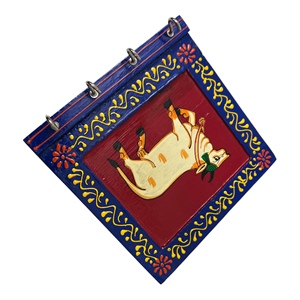 Colgador de Llaves de Madera Pintado a Mano con Diseño de Toro, Marco Azul, Fondo Rojo y Borde Floral Amarillo - Product Image 2